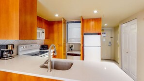 Jääkaappi, mikroaaltouuni, uuni, astianpesukone