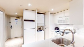 Kylskåp, mikrovågsugn, ugn och diskmaskin