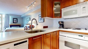 Kylskåp, mikrovågsugn, ugn och diskmaskin