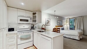 Kylskåp, mikrovågsugn, ugn och diskmaskin