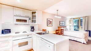 Kylskåp, mikrovågsugn, ugn och diskmaskin