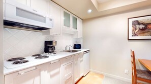 Kylskåp, mikrovågsugn, kaffe- och tebryggare och brödrost