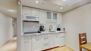 Kylskåp, mikrovågsugn, kaffe- och tebryggare och brödrost