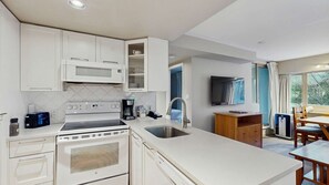 Kylskåp, mikrovågsugn, ugn och diskmaskin