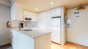 Kylskåp, mikrovågsugn, ugn och diskmaskin