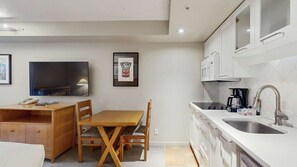 Køleskab, mikrobølgeovn, kaffe-/temaskine, brødrister