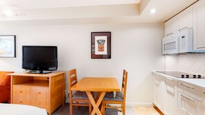 Refrigerador, microondas, cafetera/tetera, tostadora