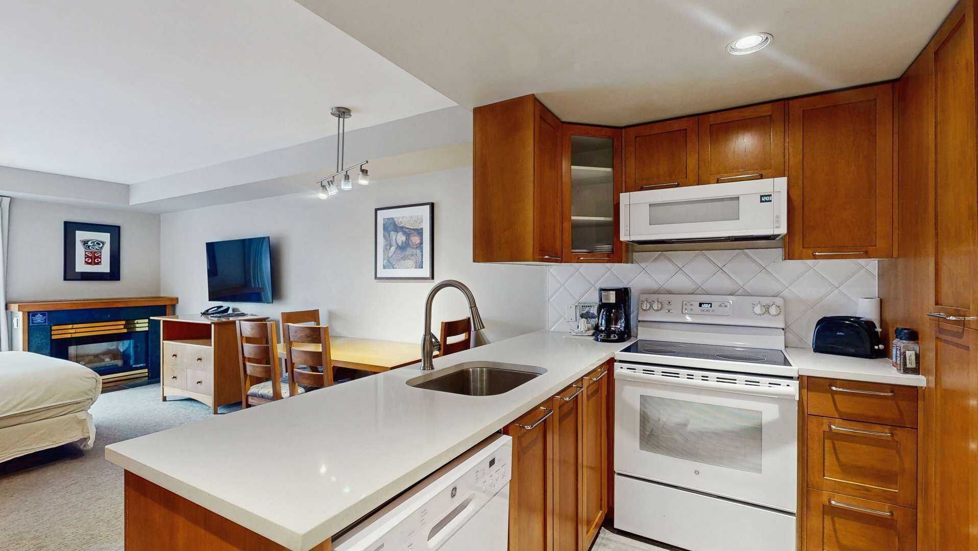 Coffee/tea maker, fridge, microwave, oven