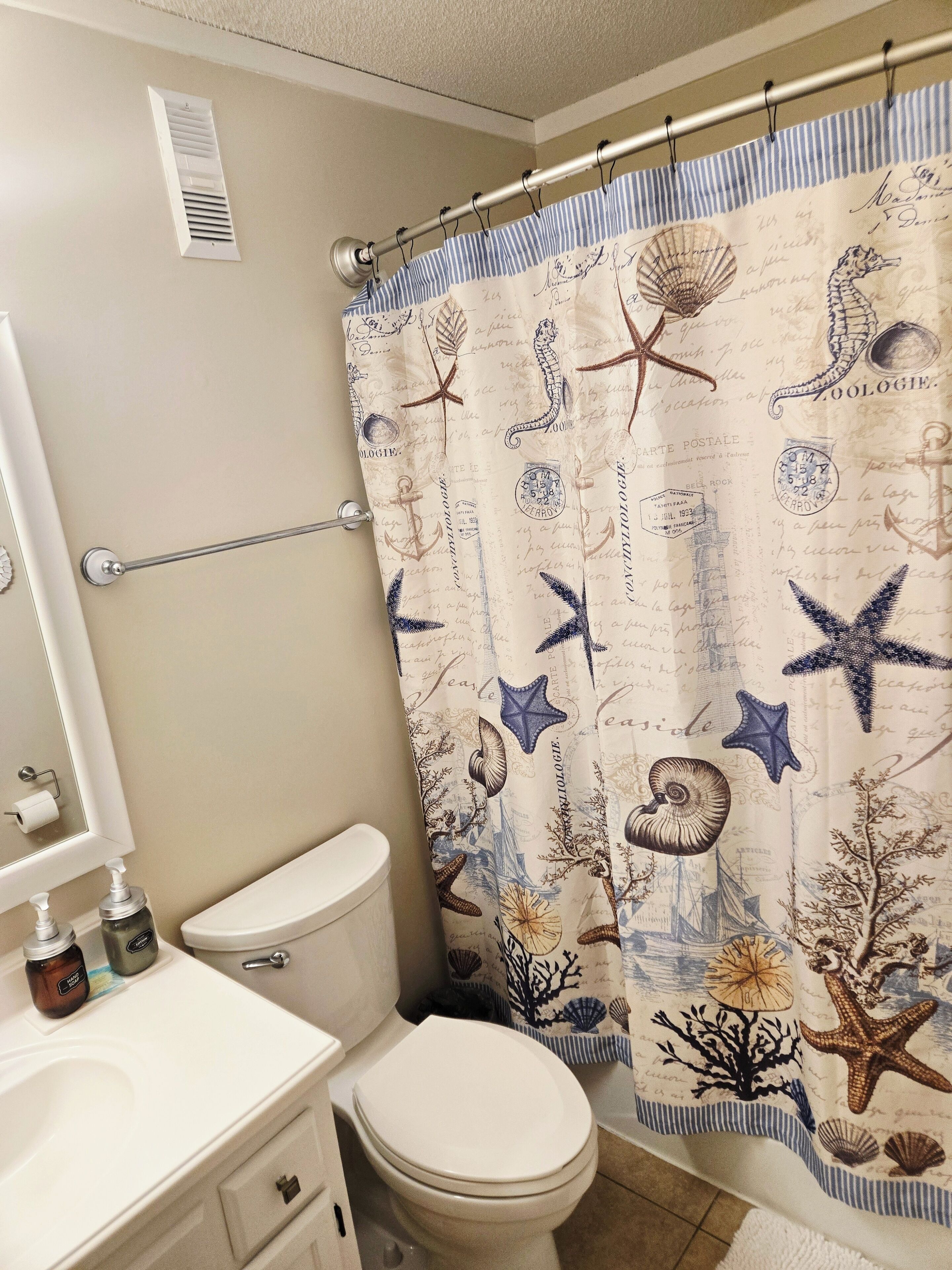 Sèche-cheveux, serviettes fournies, savon, papier toilette