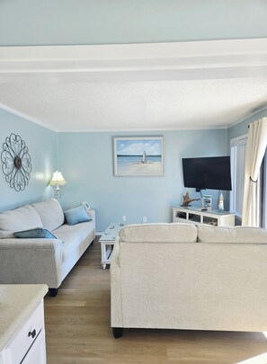 Living area - Beautiful, comfortable, affordable 2 bdrm, 2 ba condo at oceanfront resort! (Myrtle Beach)