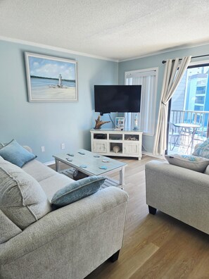 Living area - Beautiful, comfortable, affordable 2 bdrm, 2 ba condo at oceanfront resort! (Myrtle Beach)