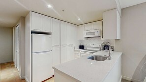 Kylskåp, mikrovågsugn, ugn och diskmaskin