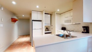 Jääkaappi, mikroaaltouuni, uuni, astianpesukone