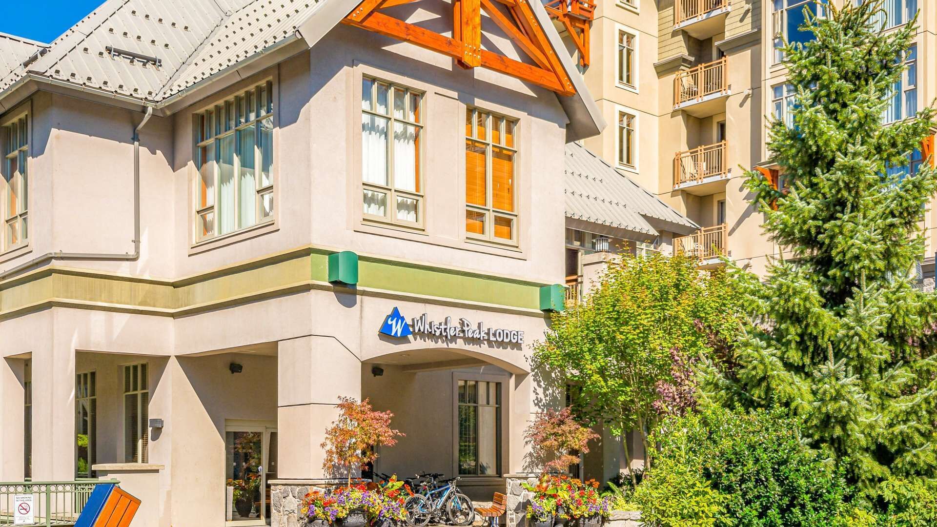 Ein Gebäude mit einem Schild, auf dem 'Whistler Peak Lodge' steht.
