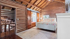 ハウス ベッド (複数台) パティオ (Log Cabin Retreat) | 2 室のベッドルーム、客室ごとに異なる装飾、客室ごとに異なるインテリア、ベッドシーツ