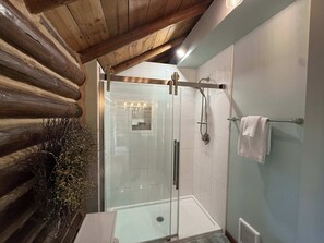 하우스, 침대(여러 개), 파티오 (Log Cabin Retreat) | 욕실 | 타월