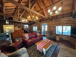 Talo, useita sänkyjä, patio (Log Cabin Retreat) | Oleskelualue