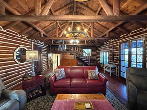 Talo, useita sänkyjä, patio (Log Cabin Retreat) | Oleskelualue