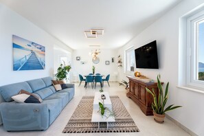 Villa - havsutsikt | Vardagsrum | 32-tums platt-tv med digitalkanaler