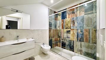 Villa, Sea View | Bathroom | Shower, free toiletries, hair dryer, towels