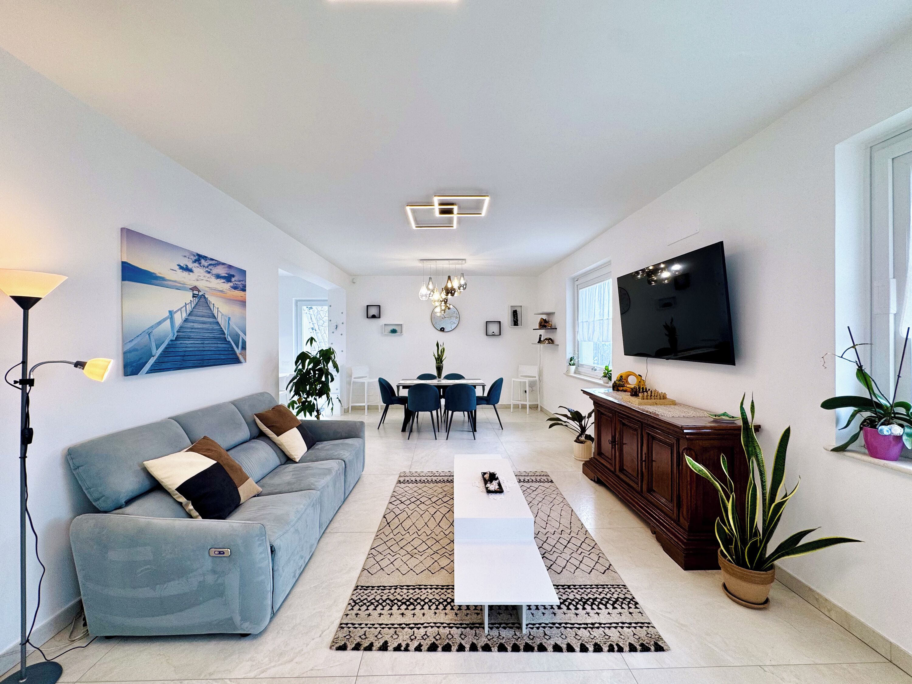 Villa, uitzicht op zee | Woonruimte | Een 32-inch flatscreentelevisie met digitale zenders