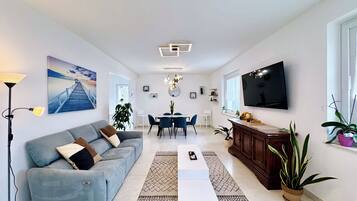 Villa, uitzicht op zee | Woonruimte | Een 32-inch flatscreentelevisie met digitale zenders