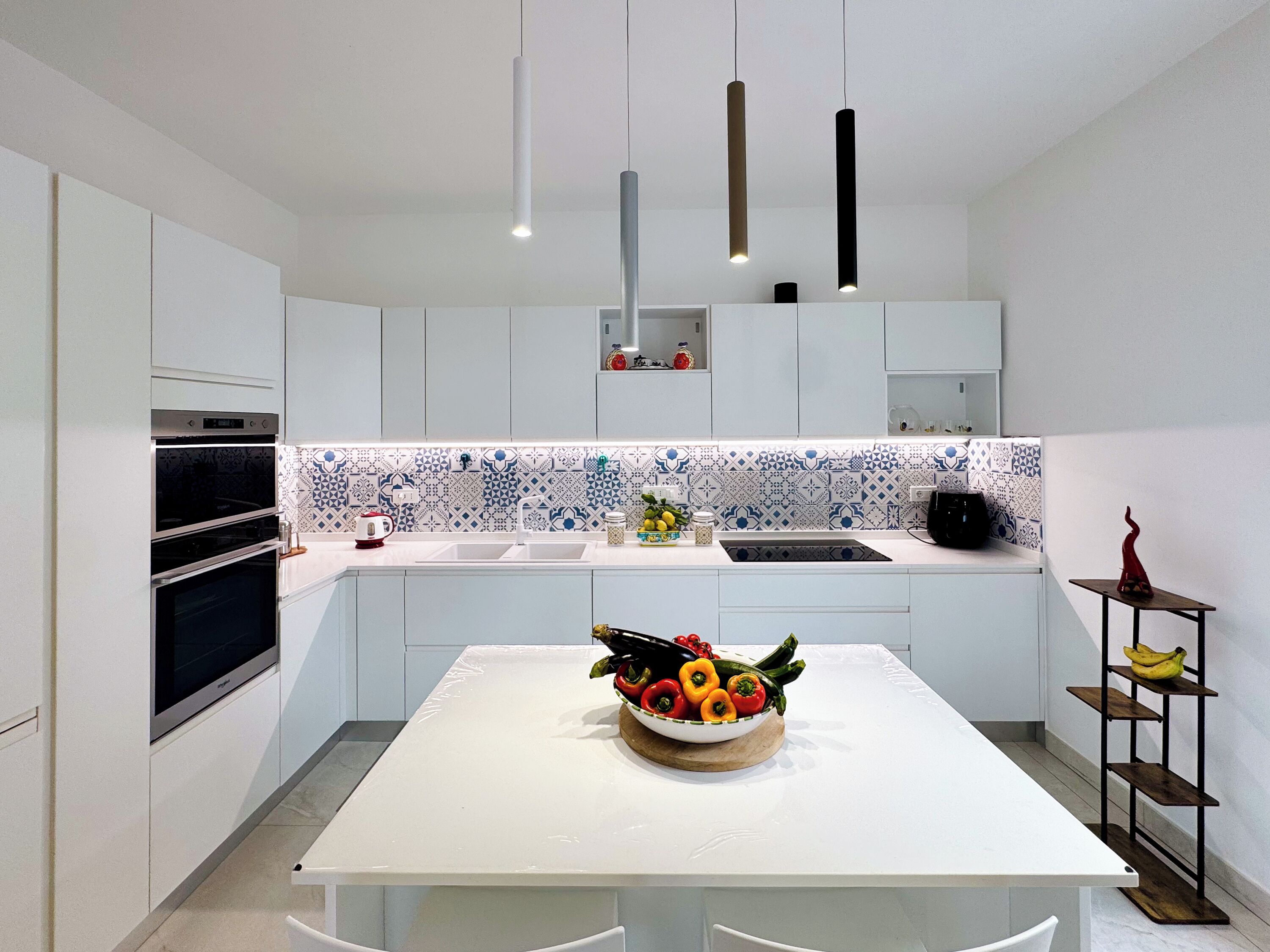 Villa, uitzicht op zee | Privékeuken | Een koelkast met diepvriezer, een microgolfoven, een oven, een kookplaat