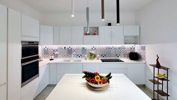 Villa, uitzicht op zee | Privékeuken | Een koelkast met diepvriezer, een microgolfoven, een oven, een kookplaat