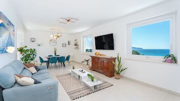Villa, Sea View | Ruang tamu | 32 inci televisyen skrin rata dengan digital