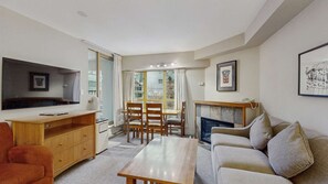 TV, fireplace - Whistler - Whistler Peak Lodge 313 (Whistler)