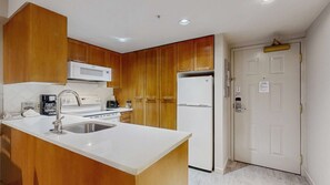 Kylskåp, mikrovågsugn, ugn och diskmaskin