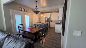 Dining - Perfect 1-bedroom apartment with AC in adorable Washington (Washington)