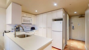 Kylskåp, mikrovågsugn, ugn och diskmaskin