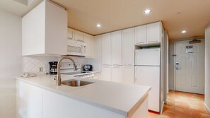 Kylskåp, mikrovågsugn, ugn och diskmaskin