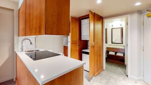 Kylskåp, mikrovågsugn, ugn och diskmaskin