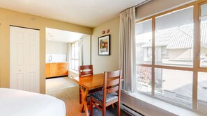 Tabla de planchar con plancha y acceso a internet 