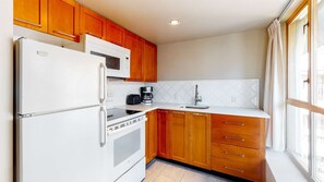 Refrigerador, microondas, cafetera/tetera, tostadora