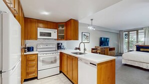 Kylskåp, mikrovågsugn, ugn och diskmaskin