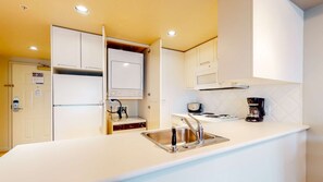 Kylskåp, mikrovågsugn, ugn och diskmaskin