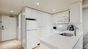 Kylskåp, mikrovågsugn, ugn och diskmaskin