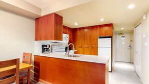 Kylskåp, mikrovågsugn, ugn och diskmaskin