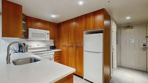 Kylskåp, mikrovågsugn, ugn och diskmaskin