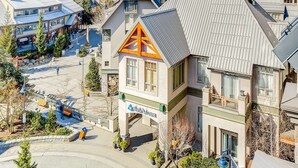 Hotellissa on huomiota herättävä kolmionmuotoinen pääty, taustalla näkyy hiihtohissi ja sieltä on esteetön näkymä ympäröivään maisemaan.