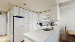 Kylskåp, mikrovågsugn, ugn och diskmaskin