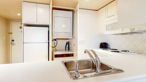 Kylskåp, mikrovågsugn, ugn och diskmaskin