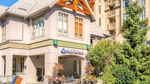 Un bâtiment sur lequel on peut lire l’inscription : « Whistler Peak Lodge ».