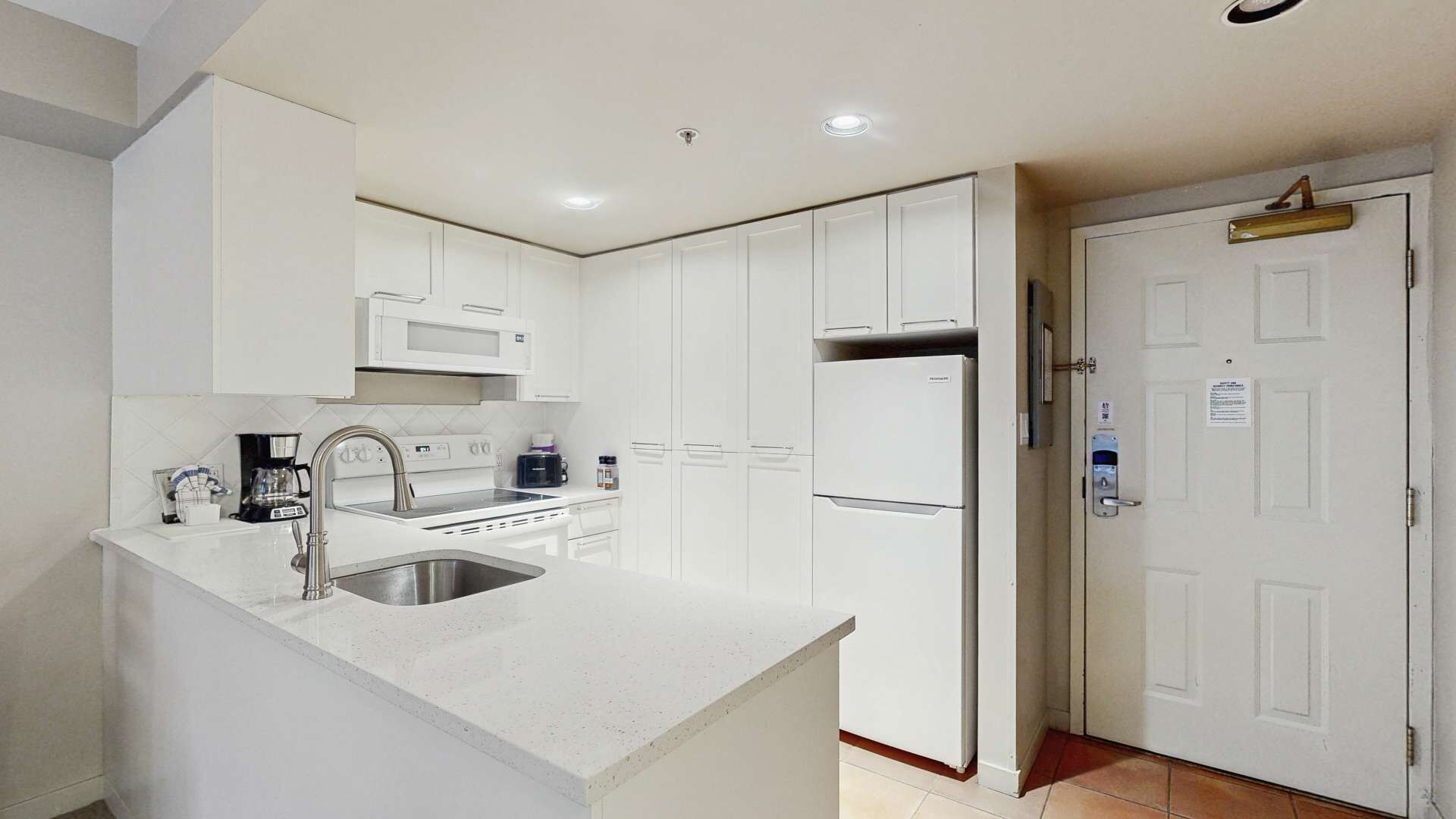 Fridge, microwave, oven, coffee/tea maker