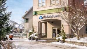 A building with a sign reading 'Whistler Peak Lodge.' - Whistler - Whistler Peak Lodge 418 (Whistler)