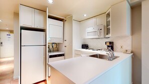 Kylskåp, mikrovågsugn, ugn och diskmaskin