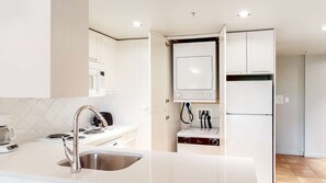 Kylskåp, mikrovågsugn, ugn och diskmaskin